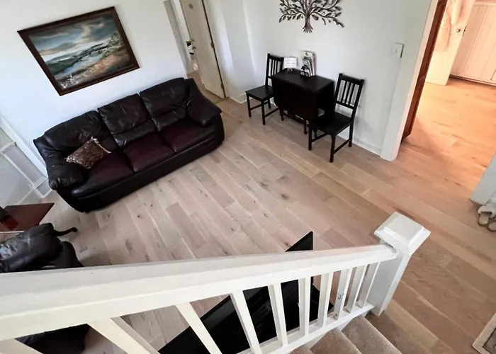 Across The Inn Entire Colonial House With Lovely Porch & Extremely Fast Wi-Fi