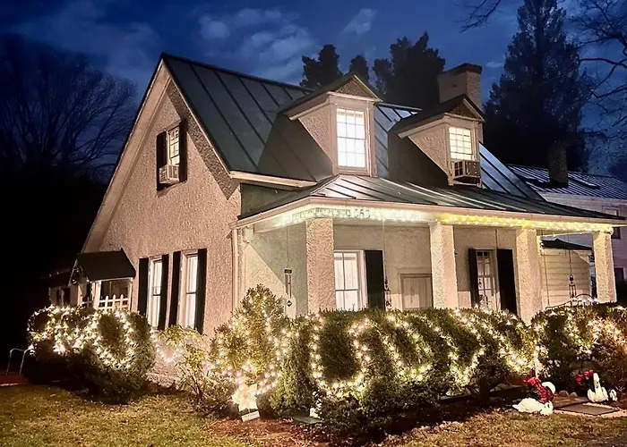 Across The Inn Entire Colonial House With Lovely Porch & Extremely Fast Wi-Fi