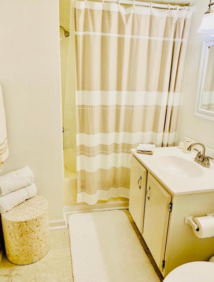 Across The Inn Entire Colonial House With Lovely Porch & Extremely Fast Wi-Fi * Washington