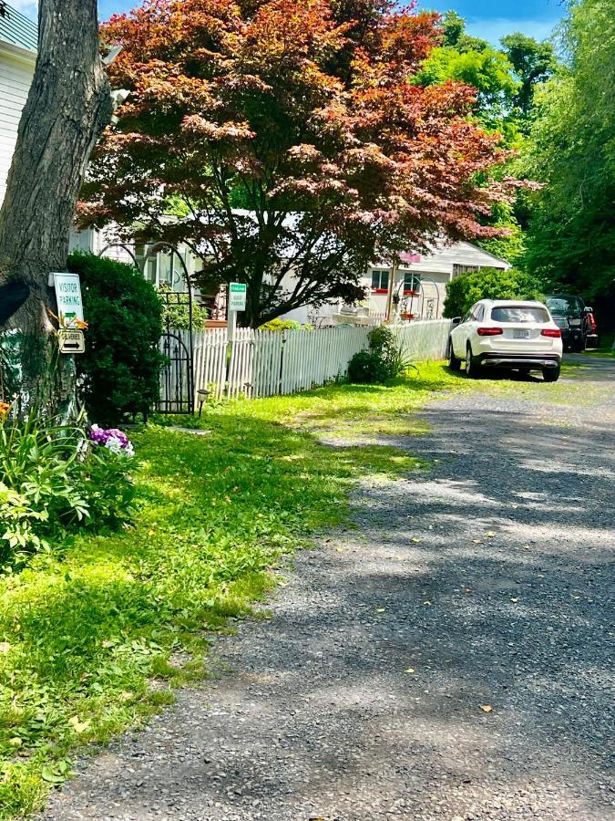 Across The Inn Entire Colonial House With Lovely Porch & Extremely Fast Wi-Fi Holiday home