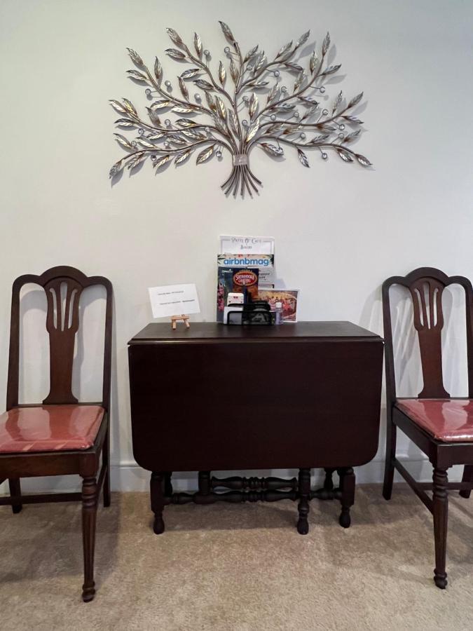 Holiday home Across The Inn Entire Colonial House With Lovely Porch & Extremely Fast Wi-Fi