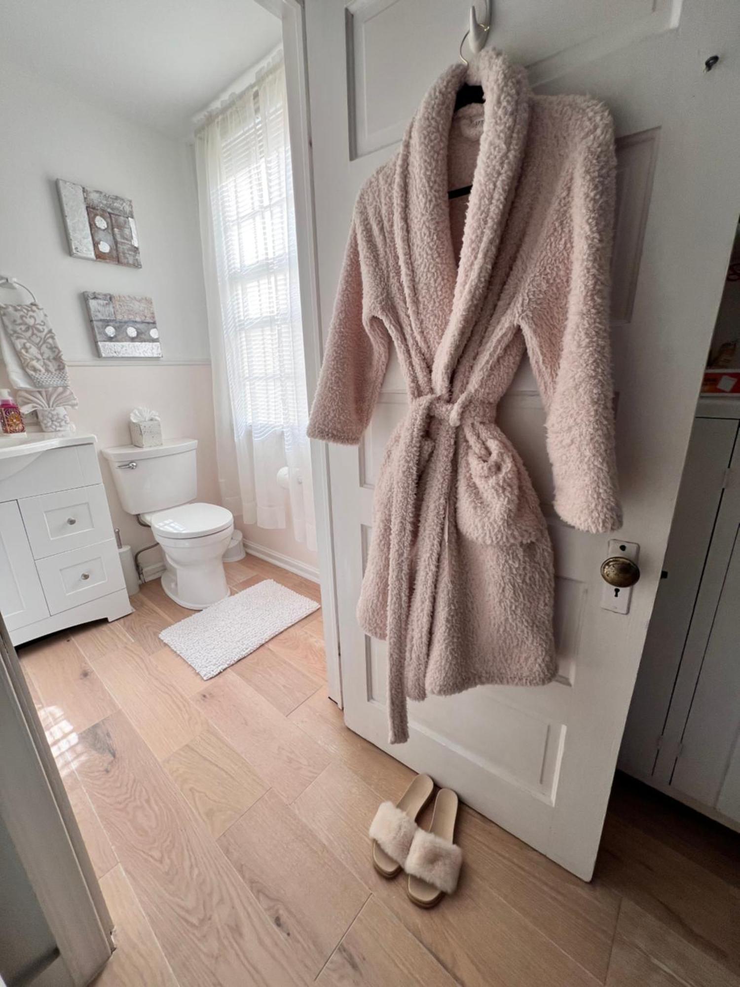 Across The Inn Entire Colonial House With Lovely Porch & Extremely Fast Wi-Fi * Washington
