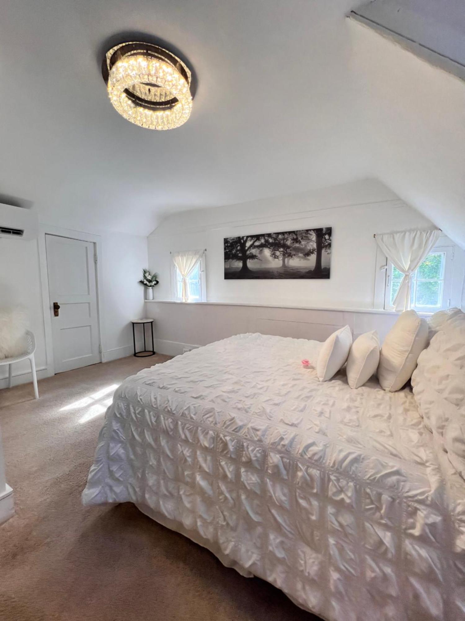 Across The Inn Entire Colonial House With Lovely Porch & Extremely Fast Wi-Fi Holiday home