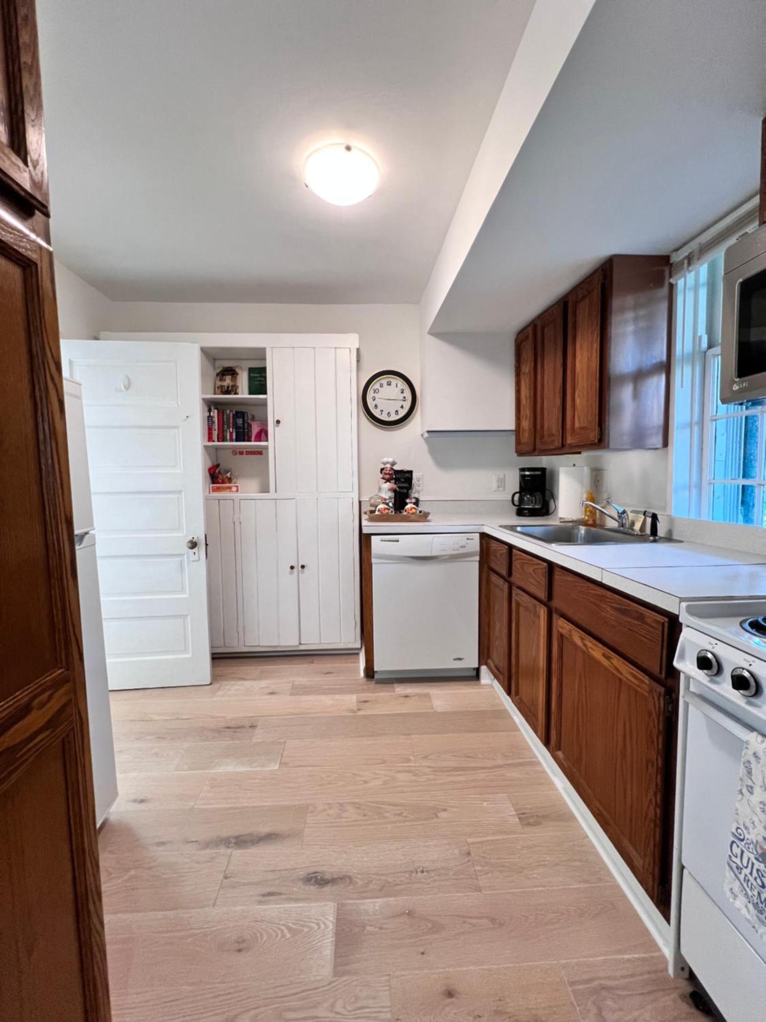 Across The Inn Entire Colonial House With Lovely Porch & Extremely Fast Wi-Fi Holiday home Washington