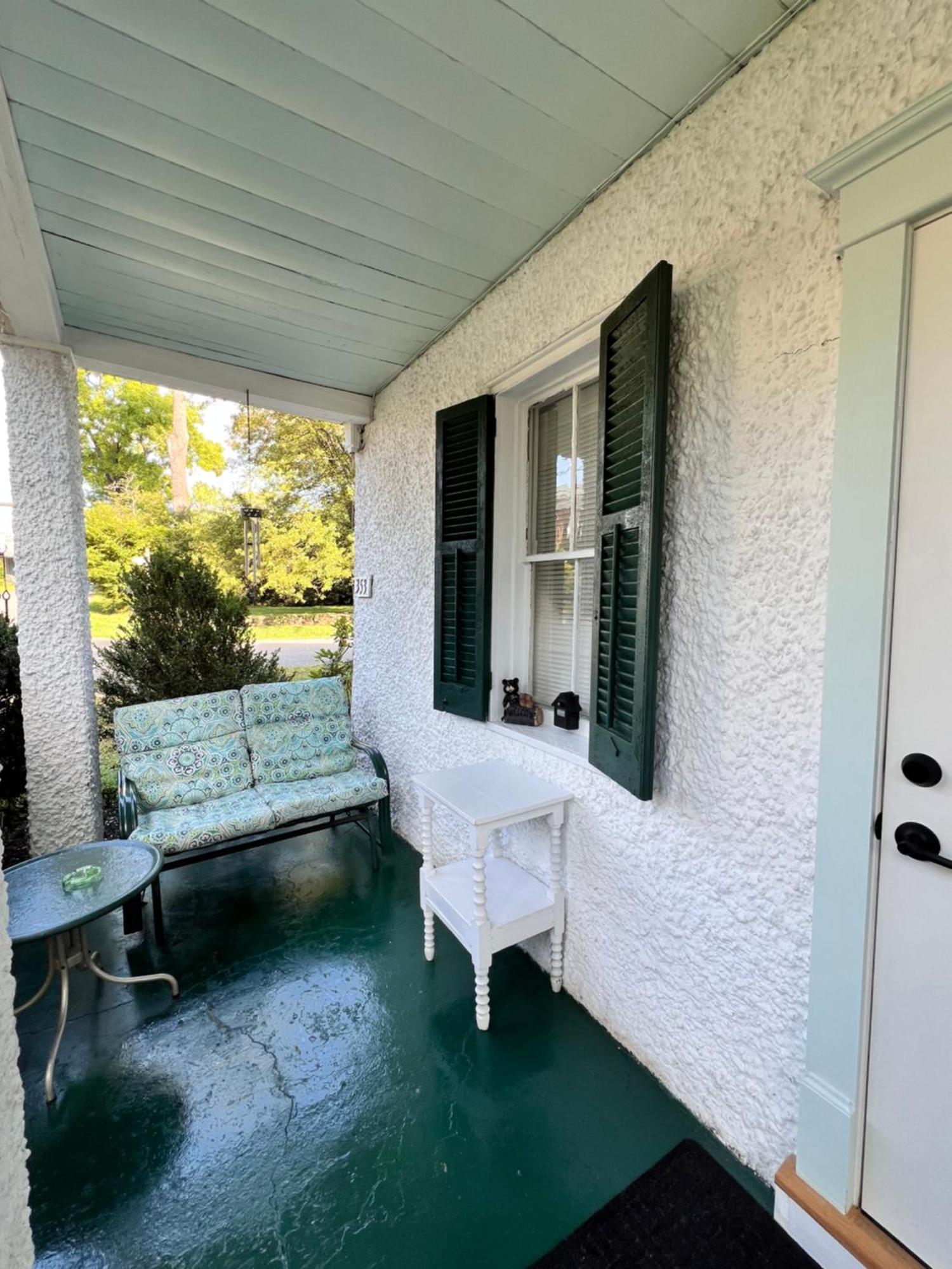 Across The Inn Entire Colonial House With Lovely Porch & Extremely Fast Wi-Fi *
