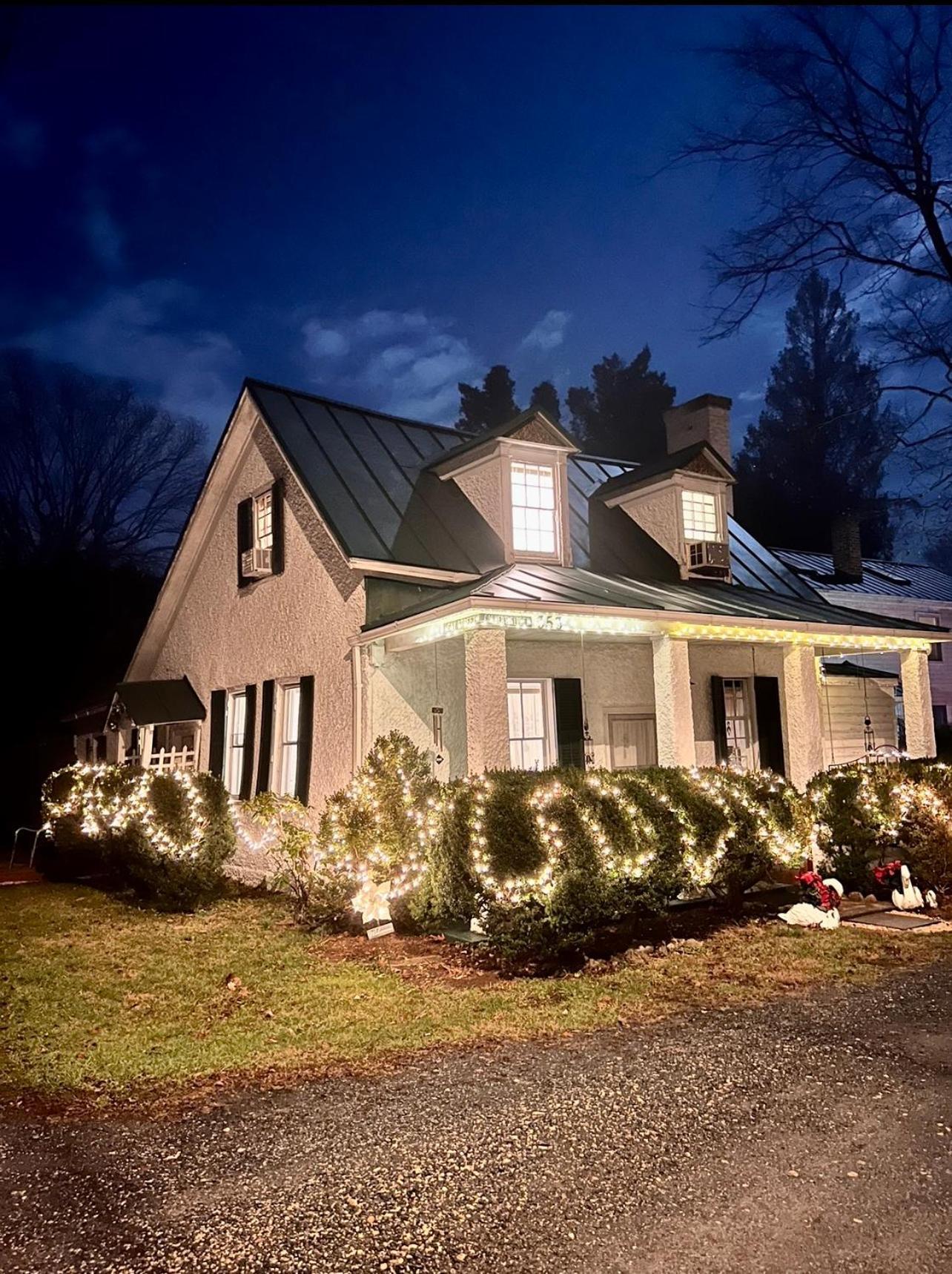Across The Inn Entire Colonial House With Lovely Porch & Extremely Fast Wi-Fi