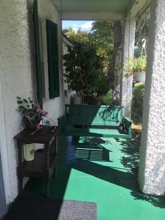 Holiday home Across The Inn Entire Colonial House With Lovely Porch & Extremely Fast Wi-Fi *